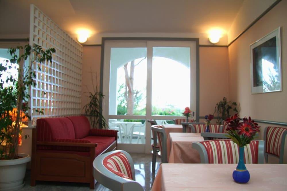 Mantenia Hotel Platanes  Zewnętrze zdjęcie